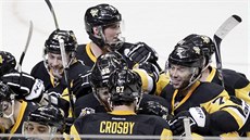 Radost hokejist Pittsburghu, zády je Sidney Crosby.