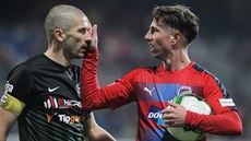 MLČ, BUĎ TAK HODNÝ, JO? Plzeňský záložník Milan Petržela (vpravo) dává důrazně... MLČ, BUĎ TAK HODNÝ, JO? Plzeňský záložník Milan Petržela (vpravo) dává důrazně...
