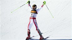 Rakouský lyžař Marcel Hirscher slaví triumf ve slalomu na MS ve Svatém Mořici. Rakouský lyžař Marcel Hirscher slaví triumf ve slalomu na MS ve Svatém Mořici.