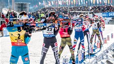 STOJKA. Martin Fourcade (vpedu) pi stelb v hromadném závodu na MS v...