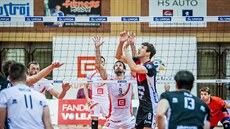 Momentka z duelu volejbalistů Českých Budějovic (černá) a Karlovarska Momentka z duelu volejbalistů Českých Budějovic (černá) a Karlovarska
