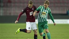 Boek Dokal ze Sparty (vlevo) a Michal Hubínek z Bohemians v ligovém duelu