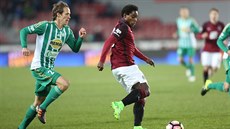 Sparanský záloník Tiémoko Konaté má mí, stíhá ho obránce Bohemians Michal...