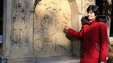 Učitelka klášterecké střední školy Miloslava Koubová před jednou ze sedmi... Učitelka klášterecké střední školy Miloslava Koubová před jednou ze sedmi...