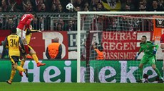 Robert Lewandowski, útoník Bayernu Mnichov, dává v zápase proti Arsenalu...