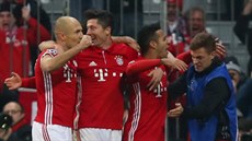 Fotbalisté Bayernu Mnichov oslavují branku Thiaga Alcantary (uprosted) do sít...