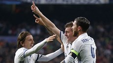 Fotbalisté Realu Madrid oslavují gól Toniho Kroose (uprosted) do sít Neapole.