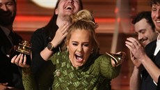 Adele zlomila Grammy za píse roku, kterou se stal hit Hello a vnovala ji...