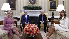 Izraelský premiér Benjamin Netanyahu a jeho manelka Sara a americký prezident...