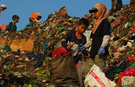 Chudí Indonésané prohledávají skládky. Odpadky probírají i dti. (16.2. 2017)