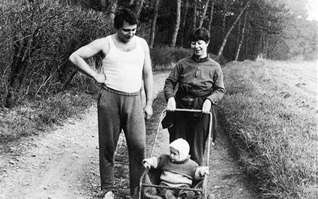 Jií Paroubek s první manelkou Zuzanou a osmnáctimsíním synem na chalup ve...