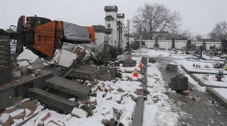 idi dostal se sypaem na zasnené silnici smyk, neovladatelný vz poté...