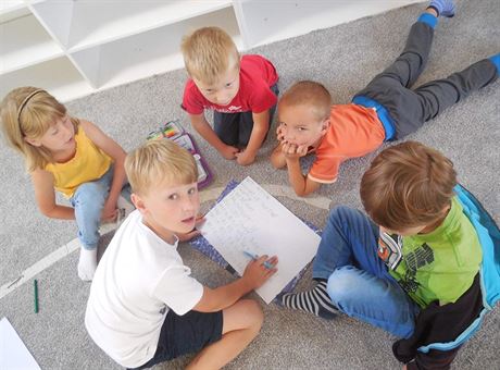 V montessori tídách nemusí dti stále sedt v lavicích. Ve Spálov se asto...