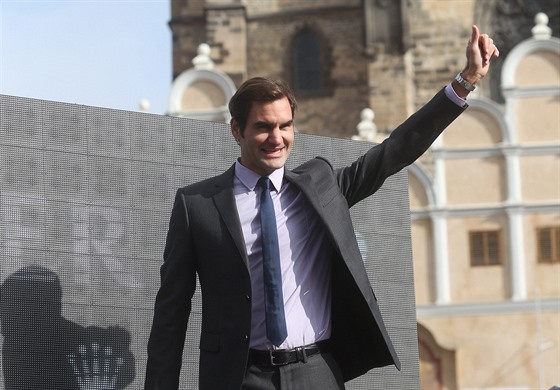 USMVAVÝ ELEGÁN. Roger Federer pi setkání s fanouky na Staromstském námstí...