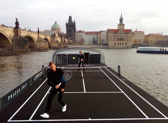 EXHIBICE NA LODI. Roger Federer a Tomá Berdych se pi netradiním utkání...