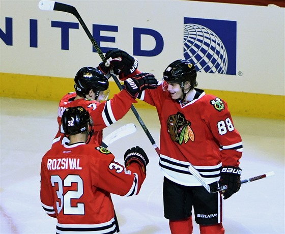 Patrick Kane, Brent Seabrook a Michal Rozsval z Chicaga slav vstelen gl.