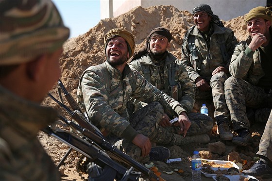 Písluníci peván kurdských jednotek SDF, operujících na severu Sýrie (21....