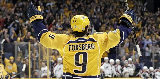 Filip Forsberg (ve lutém) slaví svj hattrick proti Coloradu.