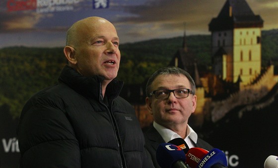 Misioná Petr Jaek (vlevo) a ministr Lubomír Zaorálek na tiskové konferenci po...