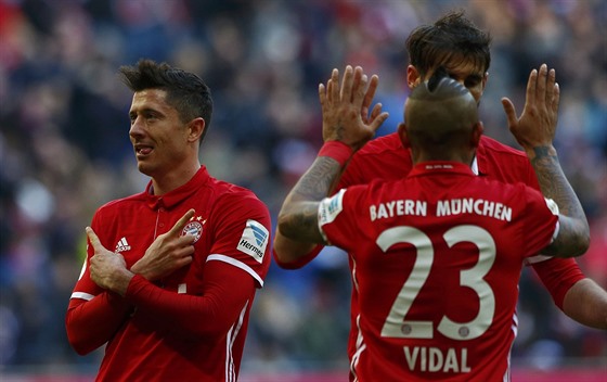 Robert Lewandowski (vlevo) z Bayernu Mnichov po promnné penalt v utkání s...