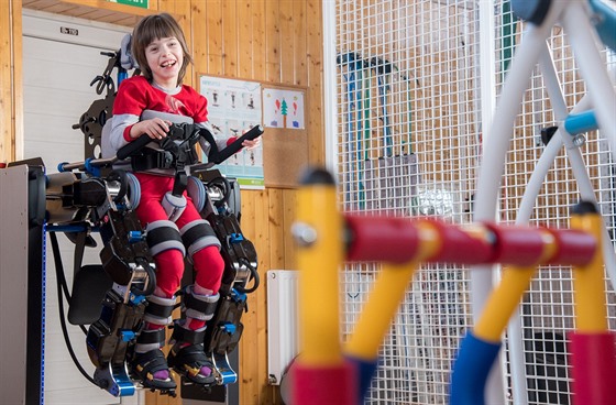 Speciální robot v klimkovickém sanatoriu pomáhá ochrnutým dtem s procviováním...