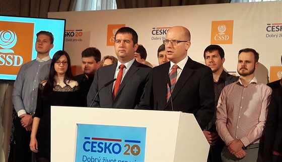 Premiér a pedseda SSD Bohuslav Sobotka a éf Snmovny Jan Hamáek pi startu...