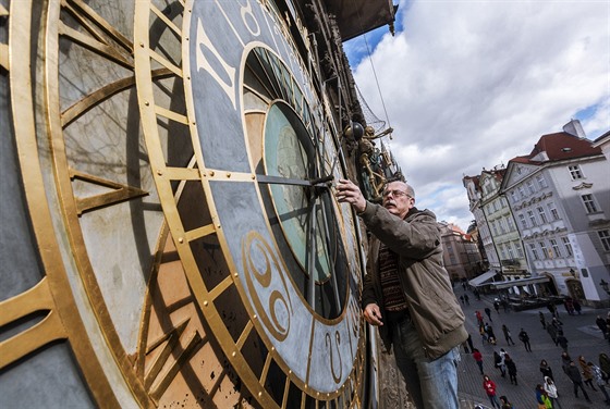 Samotný orloj leení pikryje a pítí rok, na snímku je orlojník Petr Skála.