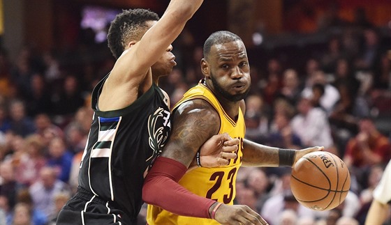 U míe LeBron James z Clevelandu, brání ho Janis Adetokunbo z Milwaukee.