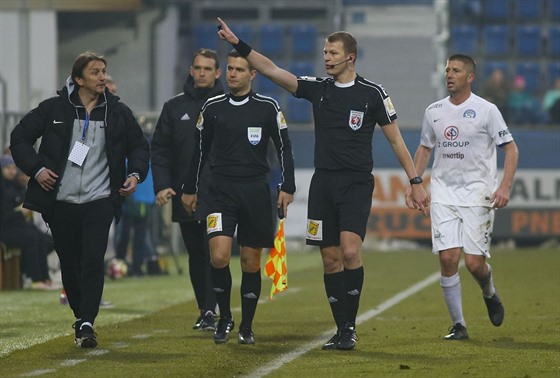 Rozhodí Jií Houdek gestikuluje bhem utkání Slovácko - Jablonec.