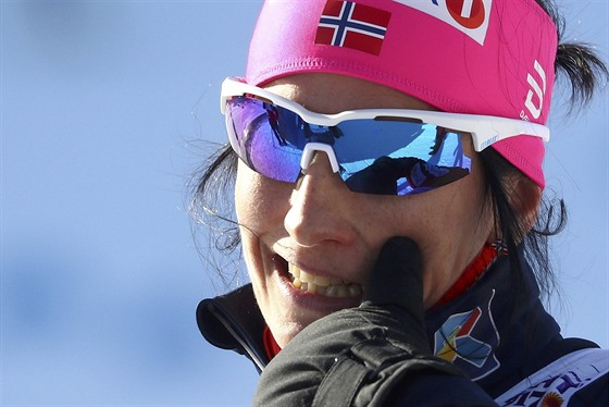 Marit Björgenová slaví titul mistryn svta ve skiatlonu.