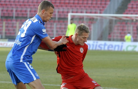 Tomá Souek z Liberce (vlevo) a brnnský Michal koda v souboji o mí