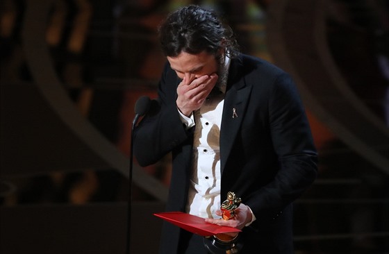 Casey Affleck pebírá Oscara za nejlepí muský herecký výkon v hlavní roli za...