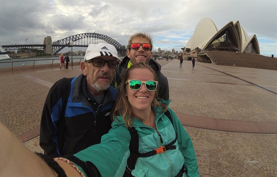 Jií Andl se svým synem a jeho pítelkyní ped budovou opery v Sydney.