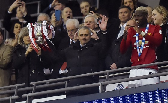 Trenér fotbalist Manchesteru United José Mourinho s trofejí pro vítze...