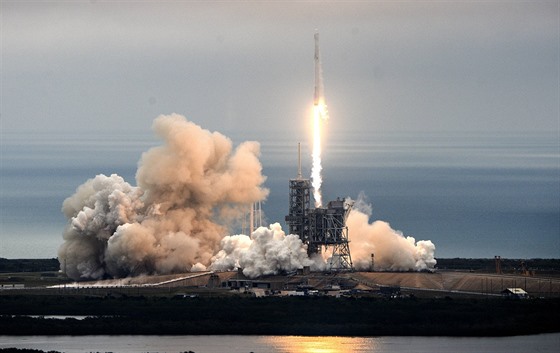 Druice má na nízkou obnou dráhu vynést raketa Falcon 9 (na snímku) 