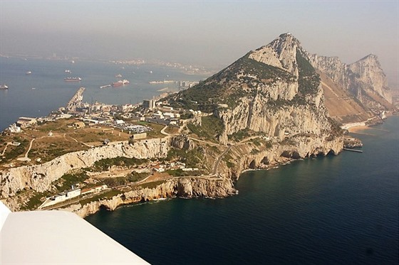 Slavná gibraltarská Skála. Nahoru se dá vyjet lanovkou, z letadla je ovem...