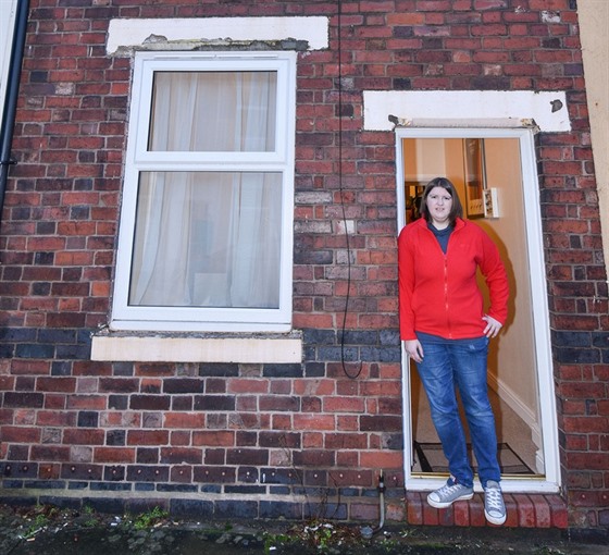Rachel Robertsová stojí ped svým domem v anglickém mst Stoke-on-Trent. 