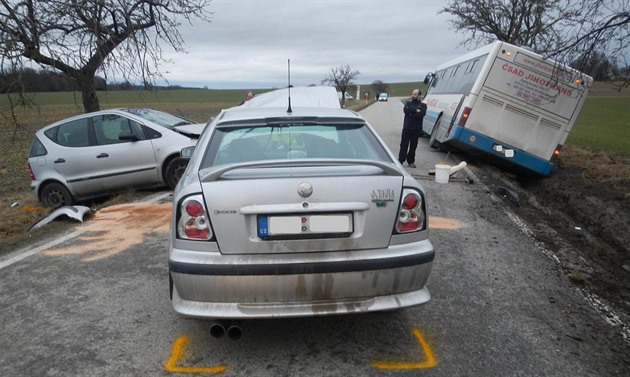 Dv auta se srazila u Netchovic v míst, kde stál autobus, který ásten sjel...