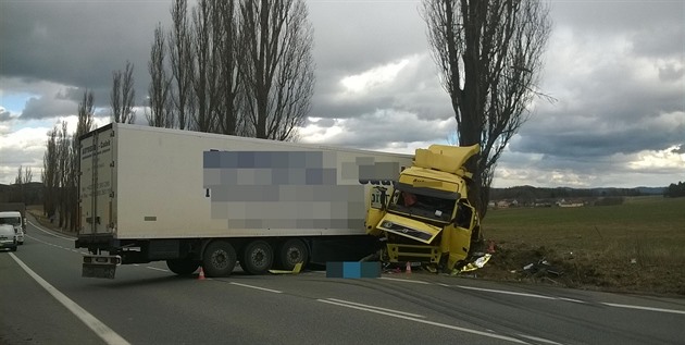 idi zejm kvli silným poryvm vtru dostal smyk a narazil do stromu....