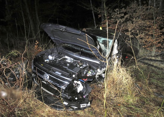 idi osobního automobilu nezvládl ízení a s autem skonil v lese. Po nehod...