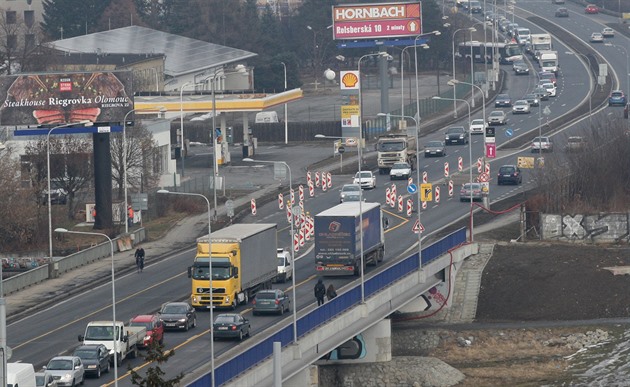 Na prtahu Olomoucí ve Velkomoravské ulici zaala dalí etapa oprav mostu....