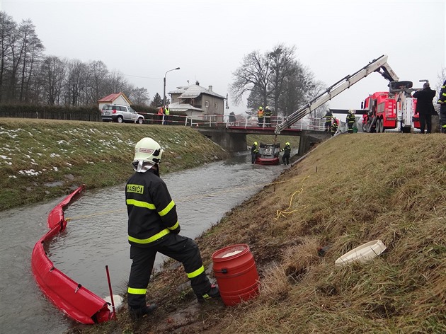 Auto kvli namrzlé silnici skonilo a v potoce Bílovka pod mostem ve Velkých...