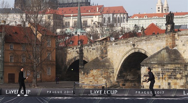 PINKÁNÍ NA VLTAVĚ. Roger Federer (vpravo) a Tomáš Berdych při propagaci Laver... PINKÁNÍ NA VLTAVĚ. Roger Federer (vpravo) a Tomáš Berdych při propagaci Laver...
