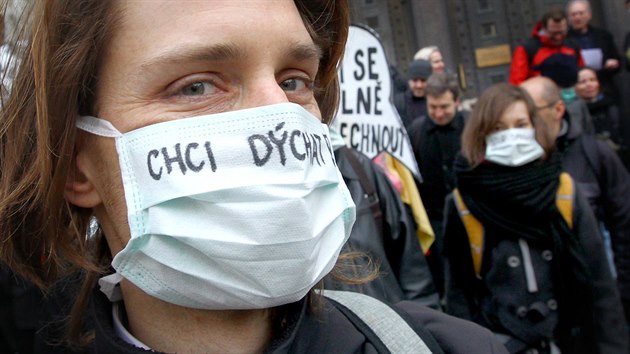 Lidé před magistrátem protestují proti smogu (23.2.2017). Lidé před magistrátem protestují proti smogu (23.2.2017).