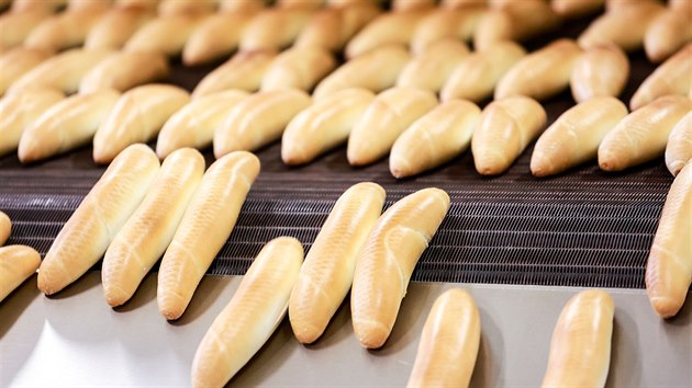 Výrobní linky rosické pekárny pečou čerstvý i balený chléb, rohlíky a veky pro... Výrobní linky rosické pekárny pečou čerstvý i balený chléb, rohlíky a veky pro...