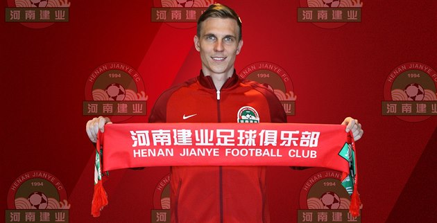 Bořek Dočkal pózuje se šálou klubu Che-nan Ťi an- jie, kam přestoupil ze Sparty. Bořek Dočkal pózuje se šálou klubu Che-nan Ťi an- jie, kam přestoupil ze Sparty.