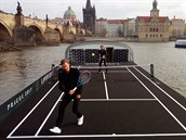 EXHIBICE NA LODI. Roger Federer a Tom Berdych se pi netradinm utkn...