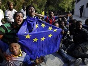 Stovky migrantů vnikly na území španělské enklávy Ceuta na severu Afriky... Stovky migrantů vnikly na území španělské enklávy Ceuta na severu Afriky...