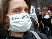 Lidé před magistrátem protestují proti smogu (23.2.2017). Lidé před magistrátem protestují proti smogu (23.2.2017).
