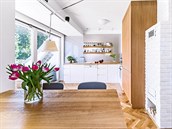 Osvětlení jídelního stolu zajišťuje ikonická lampa Tolomeo (Artemide),... Osvětlení jídelního stolu zajišťuje ikonická lampa Tolomeo (Artemide),...